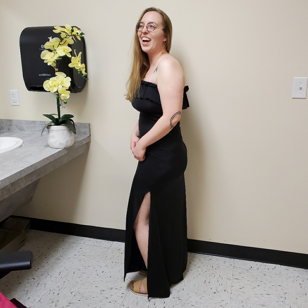Tube maxi dress with ruffles, side split and belt